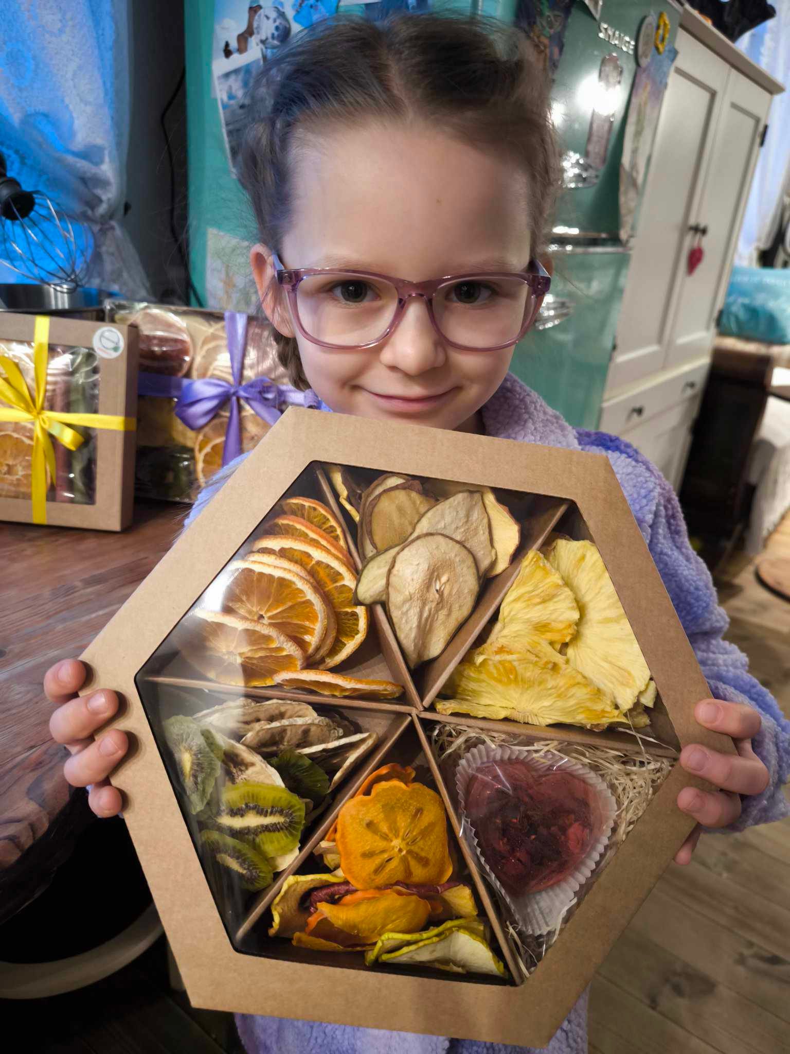 Puuviljasegu Kinkekarp teepommiga 200g