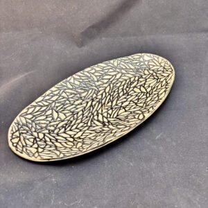 Keraamiline alus - mustad lehed ovaalne